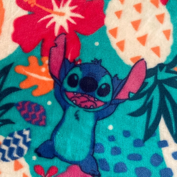 Disney Stitch Large Throw - Picture 3 of 4